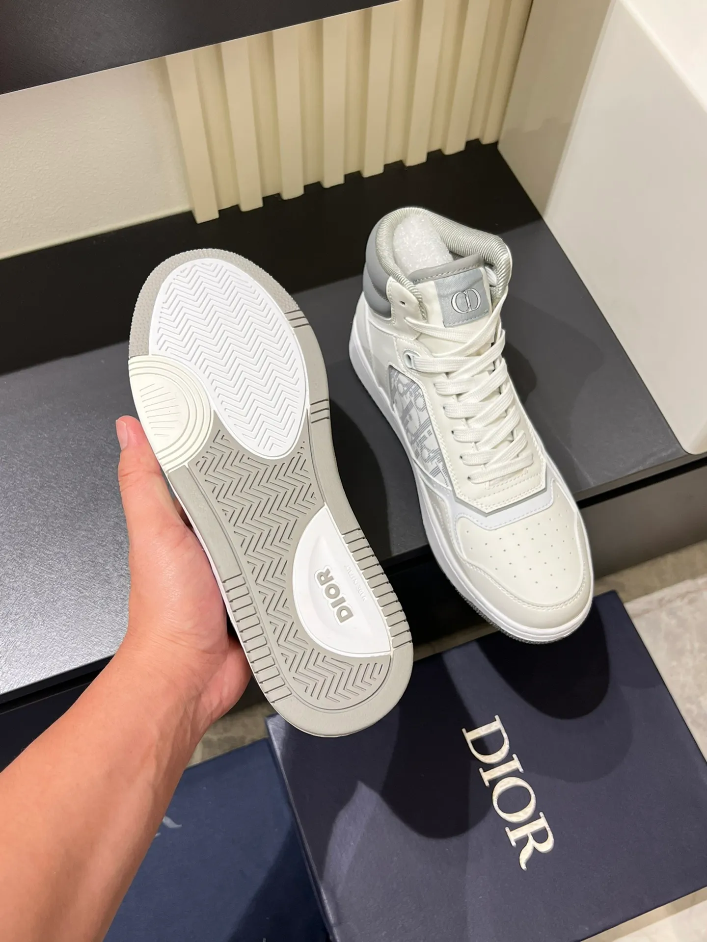 Men's shoes 💰p460 "Dio*" mid-top B27 casual sneakers. This B27 high-top sneaker is a new product in the series and continues Di*r's classic style. Crafted from gray and white smooth calf leather with beige and black Oblique print panels on the sides. The "CD Icon" shaped shoelace eyelets are clever and delicate, and the two-color rubber sole, rear collar and heel are all equipped with the brand's iconic details to enhance the style. Oblique printed straps at the ankle allow for an adjustable fit to complement the overall design. Fashionable and versatile, it can complement any look. Create an exquisite design with unique dynamic vitality and modern atmosphere, presented in low-top and high-top styles. This new must-have shoe adds a new dimension to Dior's archive heritage, embodying modern elegance. Purchase the original version and make it 1:1. If you need top quality, please come to me! Male 38-44!